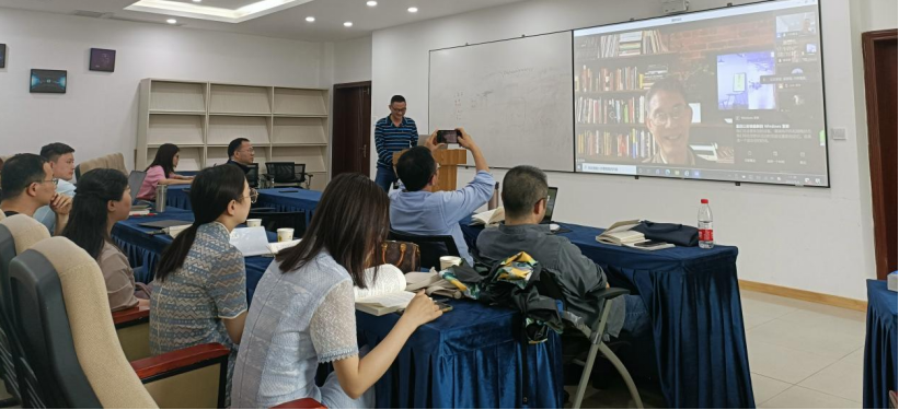 北京大学姜望琪教授应邀在语言智能大讲堂做语用学系列讲座