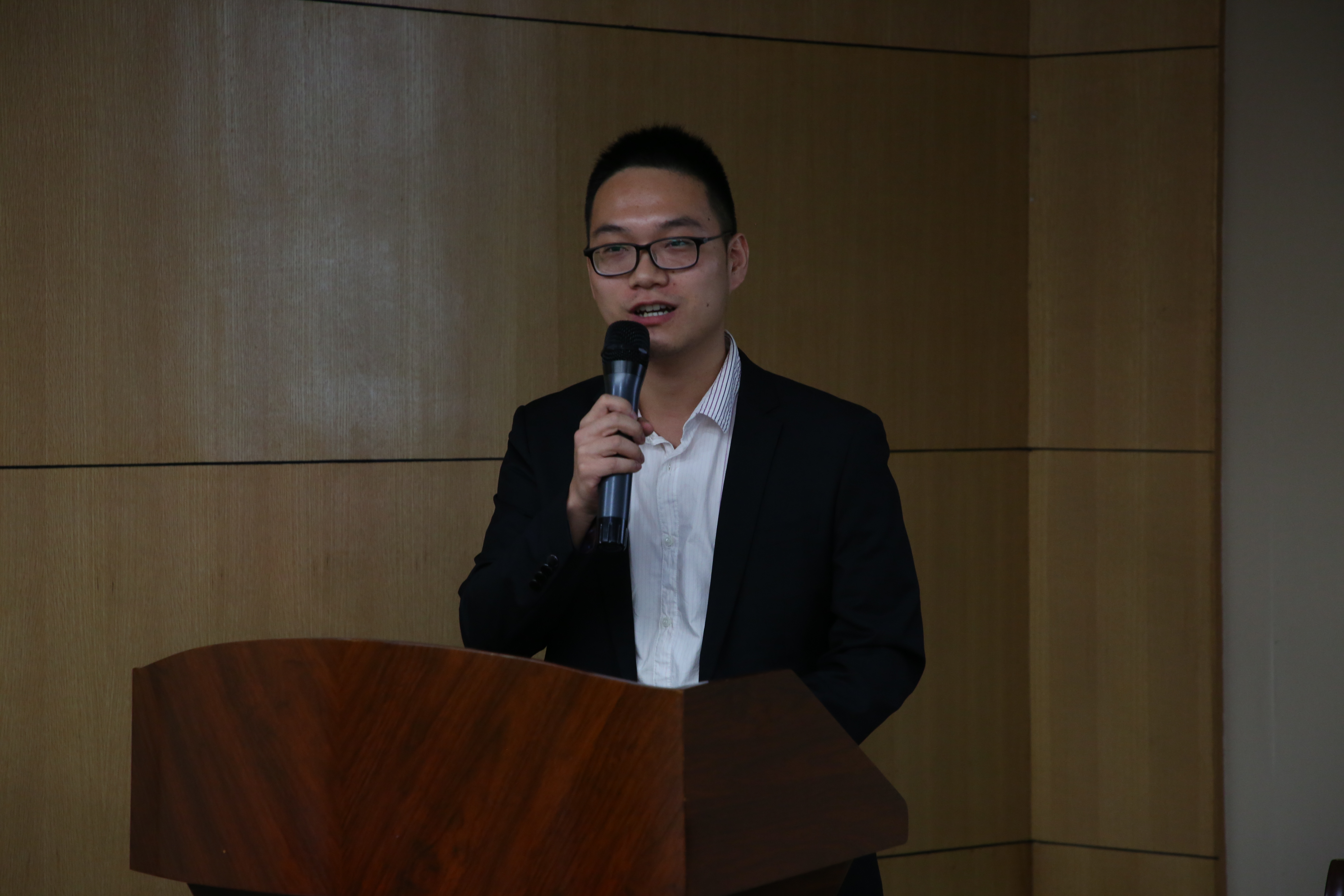 新教师代表杨金龙发言
