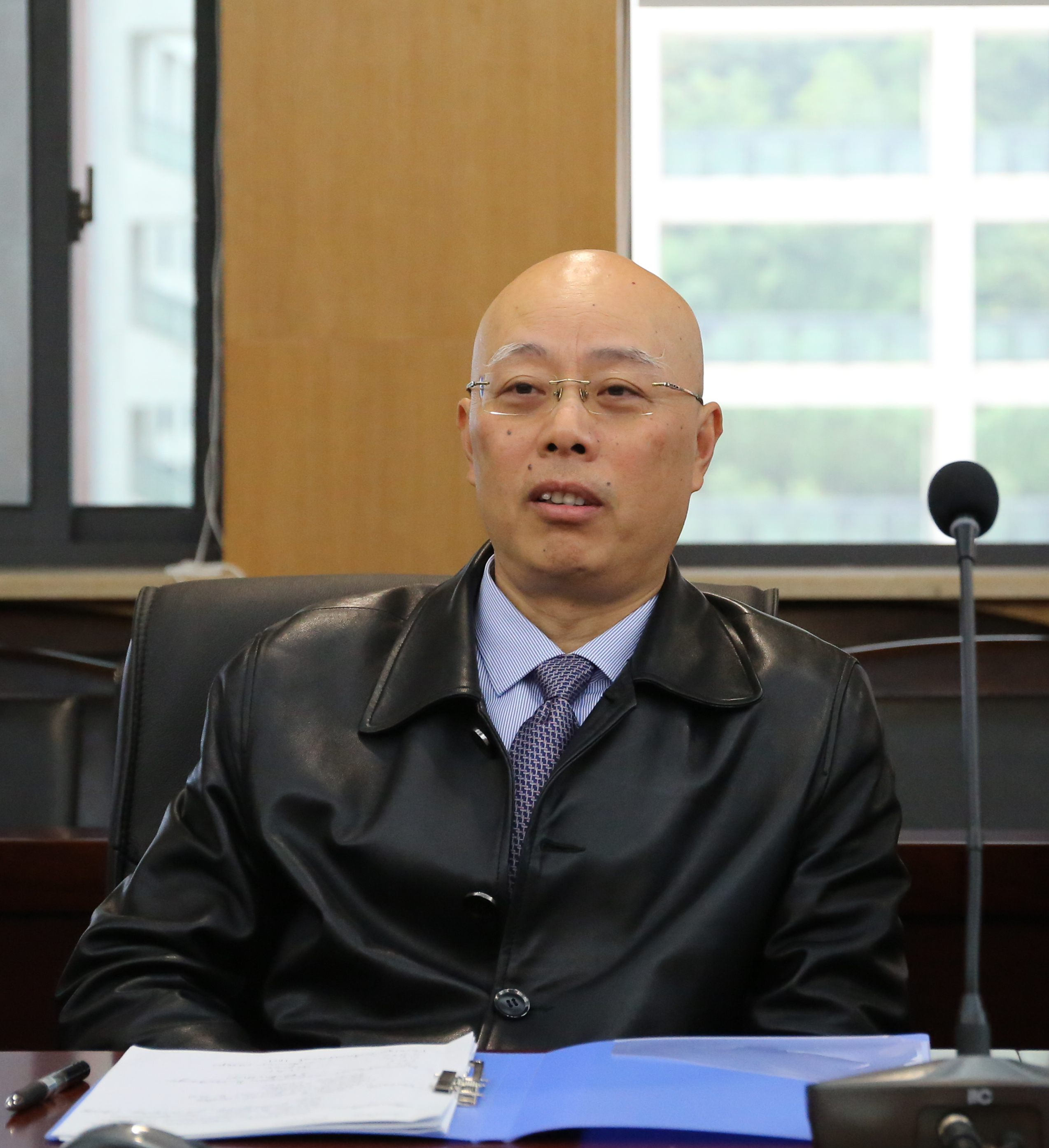 李小川向来宾介绍我校