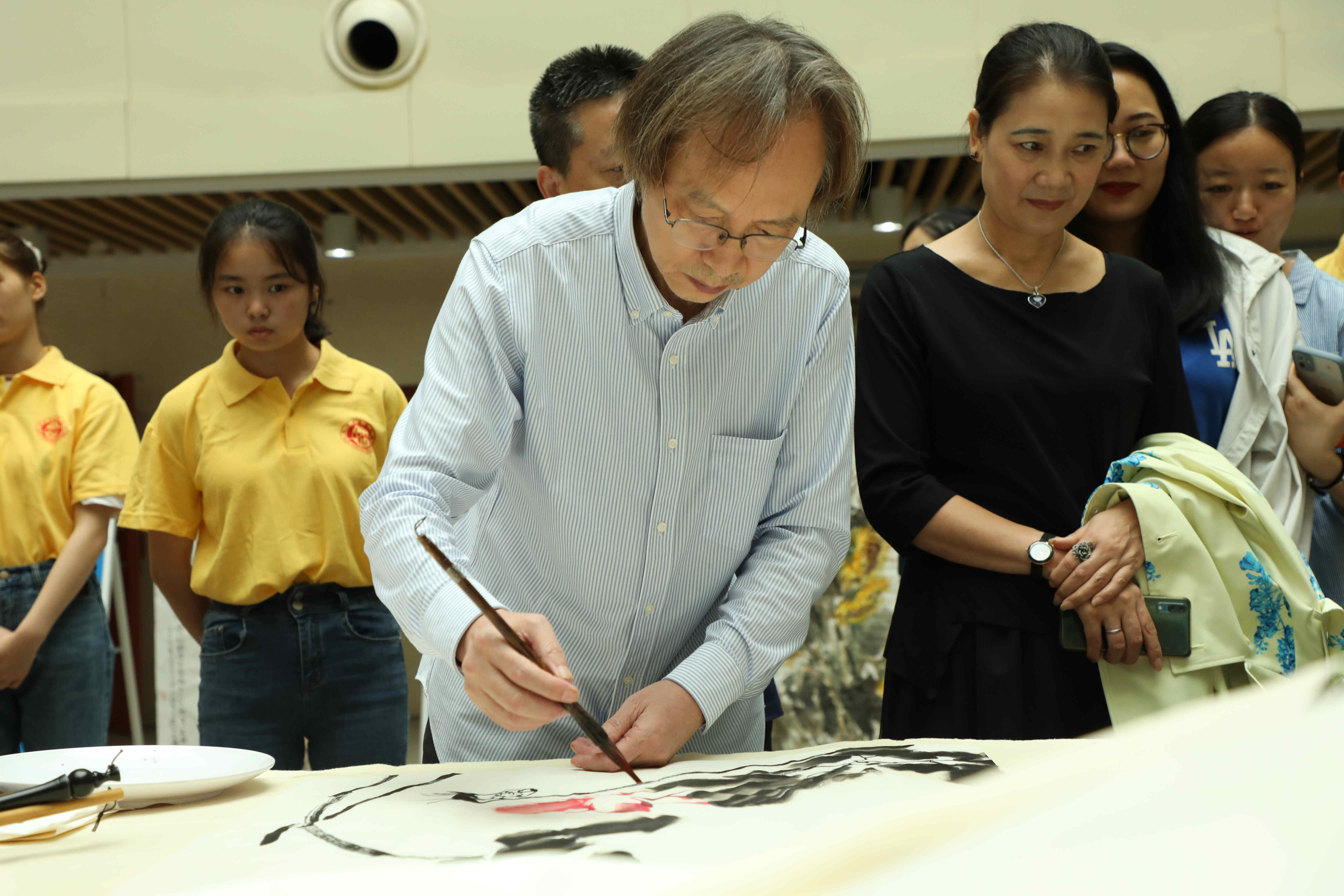 我校举办喜迎70周年校庆——市内外知名书画家现场即兴作品展